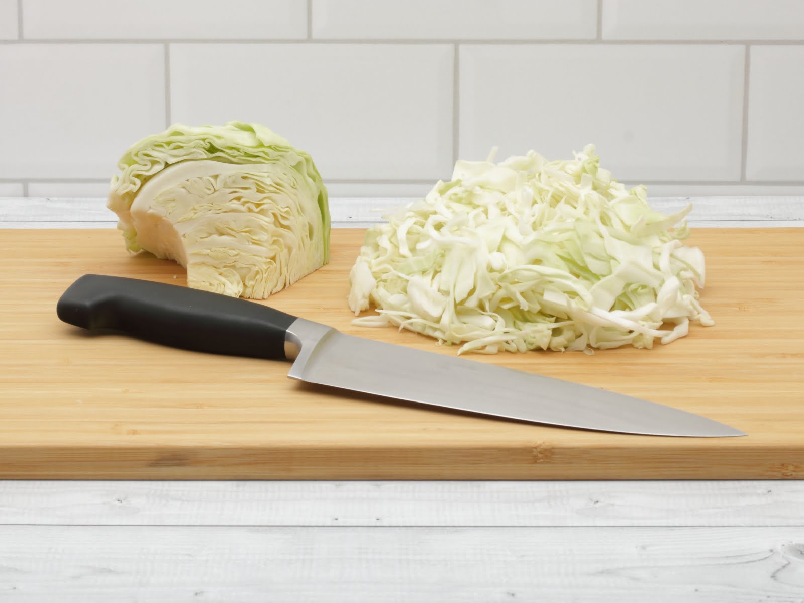 A simple sauerkraut recipe for beginners. Shredding cabbage with a knife.